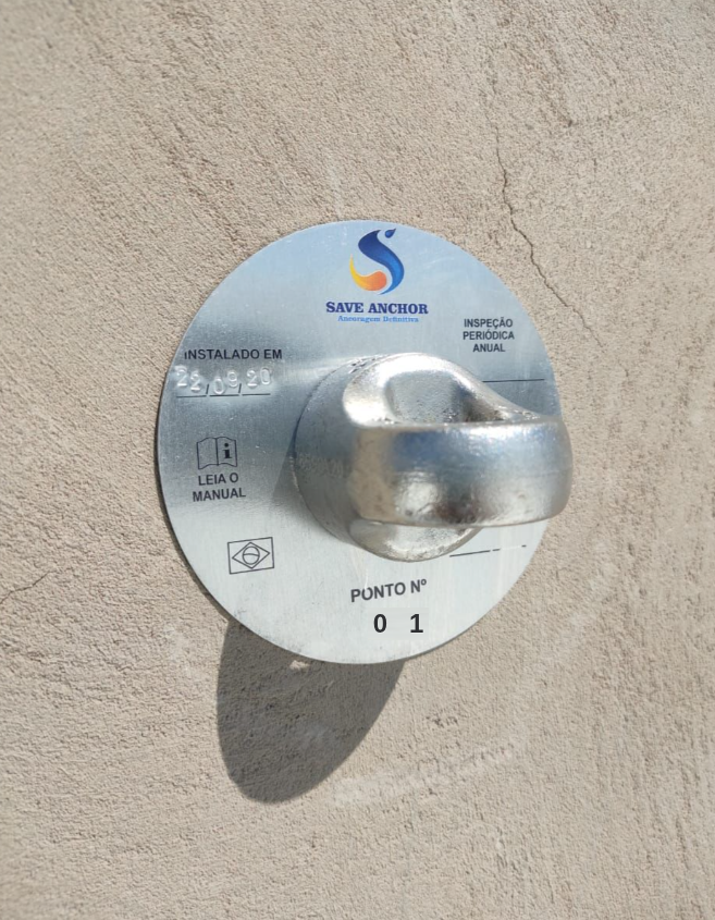 Primeiro ponto de ancoragem definitivo instalado pela Save Ancoragens — placa Save Anchor, Ponto Nº 01